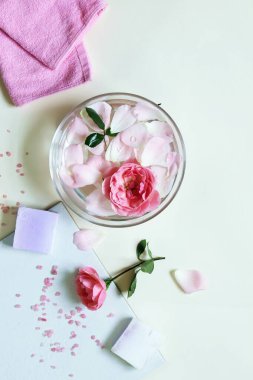 Taze pembe güller, su, taç yaprakları, arka planda mumlar, vücut bakım ürünleri, doğal ev ürünleri, sağlıklı yaşam tarzı, alternatif tıp