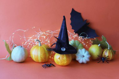 Cadılar Bayramı 'nız kutlu olsun, Jack Feneri, aydınlanma, balkabakları, turuncu arka planda sonbahar yaprakları tatil için dekore edilmiş ev içleri, tebrik etmek için arka plan, kartpostal.