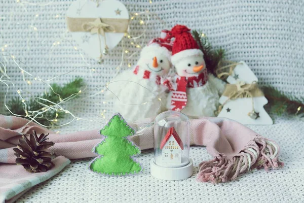 크리스마스 장난감 하우스 흐트러진 플라스미드 배경에 가문비나무 가정의 합니다 — 스톡 사진