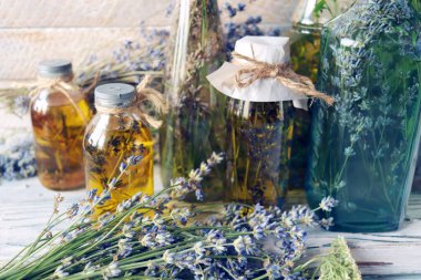 Pastel renkli ambalaj kağıdı arka planında pembe taze sümbül çiçeği, hediye tasarımı konsepti