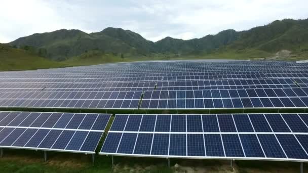 Letecký pohled na solární panely farmy v horách — Stock video