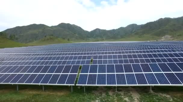 Vista aérea de la granja de paneles solares en las montañas — Vídeo de stock