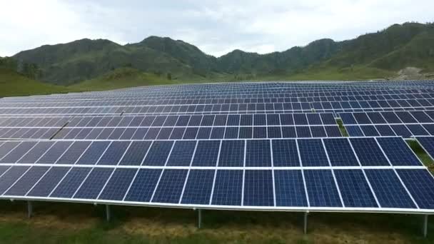 Vista aérea de la granja de paneles solares en las montañas — Vídeo de stock