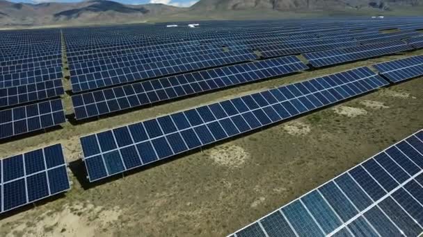 Záběry od Kvadrokoptéra solárních panelů buněk systému — Stock video