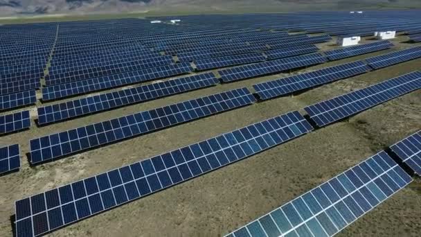 Filmagem por quadricóptero do sistema de células de painéis solares — Vídeo de Stock