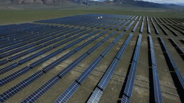 Кадры по четырехвертолётной системе солнечных батарей — стоковое видео