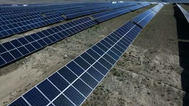Estación de paneles solares de construcción de energía renovable — Vídeo de stock