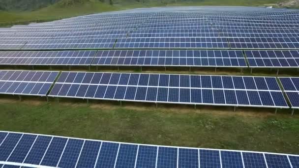 Vista aérea de la granja de paneles solares en las montañas — Vídeos de Stock