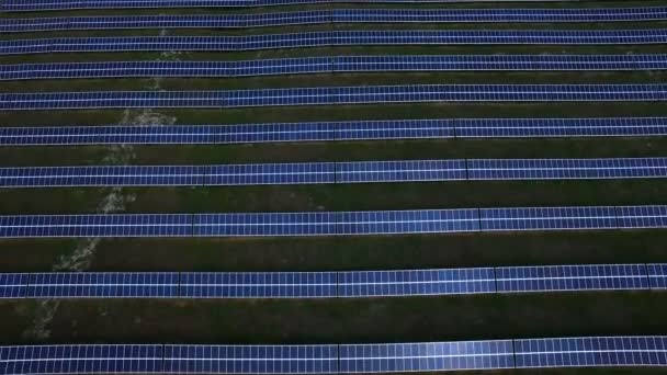 Luchtfoto van zonnepanelen boerderij in de bergen — Stockvideo