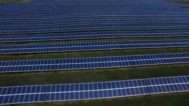 Dağ güneş panelleri grubunun havadan görünümü