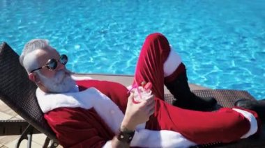 Adam Noel Baba kostüm rahatlama havuzda şezlong üzerinde