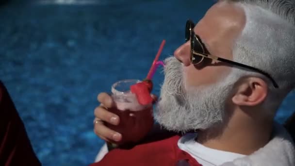 Celebración de año nuevo como un Papá Noel en verano — Vídeos de Stock