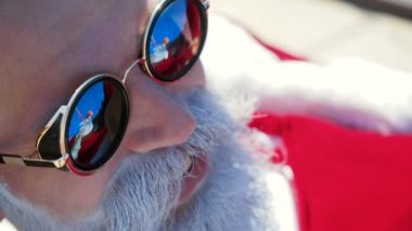 Yaz tatil mutlu Noel Baba portresi yüz