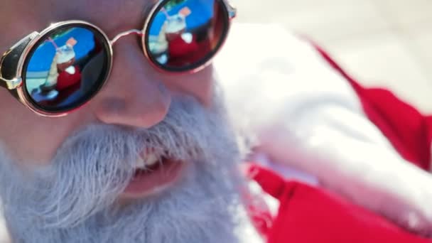 Portrait du visage Père Noël en lunettes de soleil se détendre pendant les vacances — Video