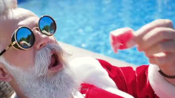 Adam taklit Santa yemek karpuz ve içme — Stok video