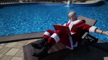 Noel Baba Havuzda rahatlayın ve dizüstü bilgisayar ile çılgın şaka yapmak