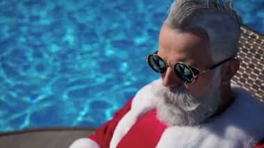 Dizüstü bilgisayar kullanarak ve havuzun şaka komik Santa