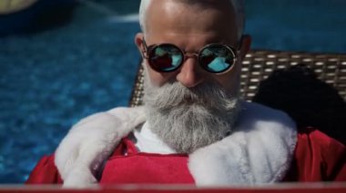 Trendy Santa sohbet yaz tatili dizüstü bilgisayar kullanmak