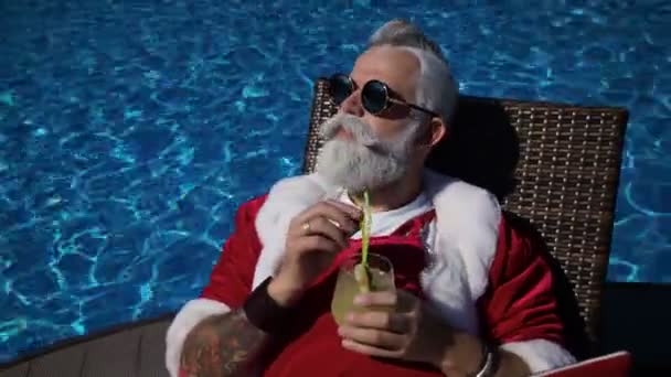 Happy Santa enjoy drinking near the swimming pool — Stock Video