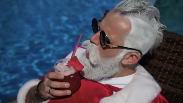 Feliz Santa disfrutar de beber cerca de la piscina — Vídeo de stock