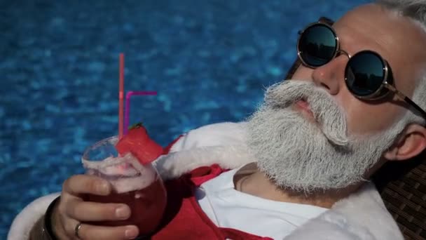 Happy Santa enjoy drinking near the swimming pool — Stock Video