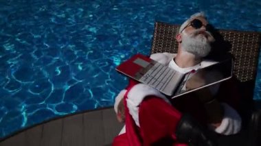 Yüzme Havuzu komik kullanmak laptop güneşlenme Santa