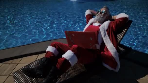 Feliz Santa disfrutar de beber cerca de la piscina — Vídeos de Stock