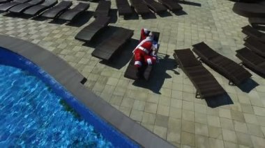 Havadan görünümü Santa şezlong üzerinde uzanmanız güneş gözlüğü