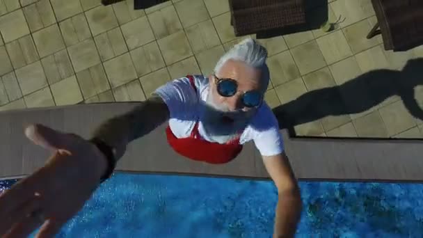 Santa play with quadcopter near with swimming pool — Stock Video