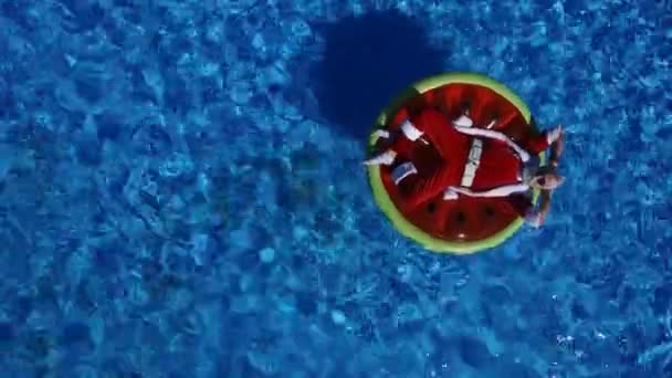 Fiesta Santa en piscina en flotador de sandía — Vídeo de stock