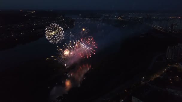 Tűzijáték a kivilágított város és a folyó felett — Stock videók