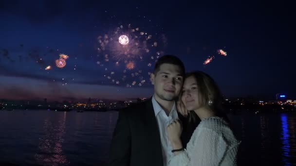 Amor, romance, fuegos artificiales y abrazos feliz pareja — Vídeo de stock