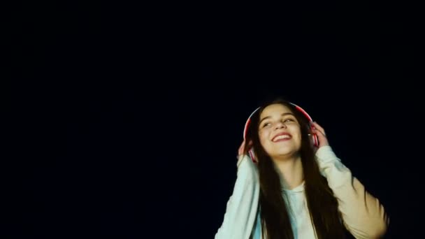 Gadis remaja menari mendengarkan musik dengan headphone — Stok Video
