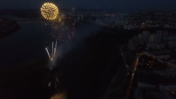 Escena de celebración de fuegos artificiales sobre la ciudad nocturna — Vídeos de Stock