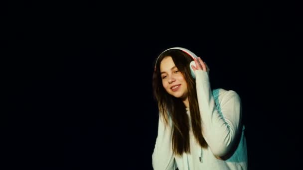 Adolescenta fata dansand asculta muzica cu casti — Videoclip de stoc
