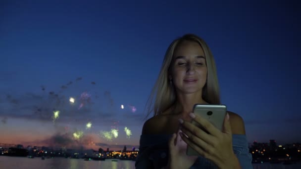 Красива жінка використовує телефон на набережній заходу сонця — стокове відео