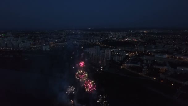 照らされた街と川上空を彩る花火 — ストック動画