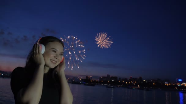 Fogos de artifício e menina ouvindo música em fones de ouvido — Vídeo de Stock