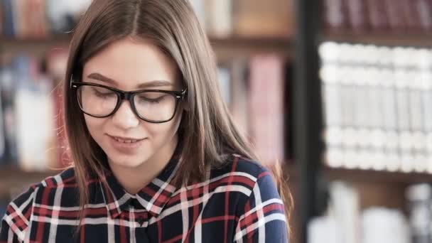 Estudio de estudiantes con literatura en clase universitaria — Vídeo de stock