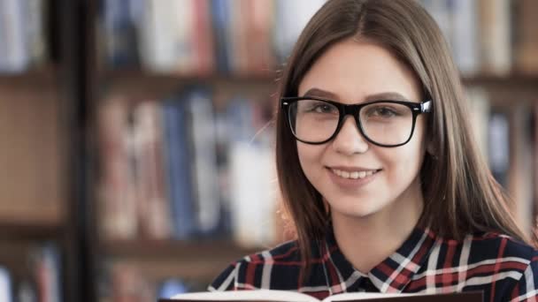 Concepto Académico Escolarización Joven Veinteañera Exitosa Persone Leer Libro Sala — Vídeos de Stock