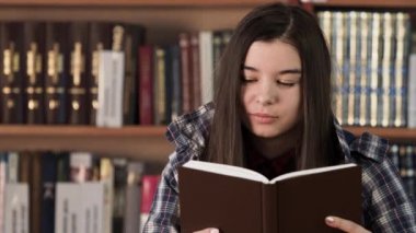 Kış elbiseleri kitabevi içinde yüz portre kız