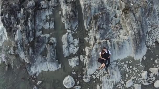 Paar umarmt sich an wilder Steilküste — Stockvideo