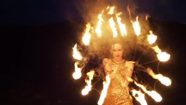 Vrouw staand met brandende fakkels aan een vuurshow — Stockvideo