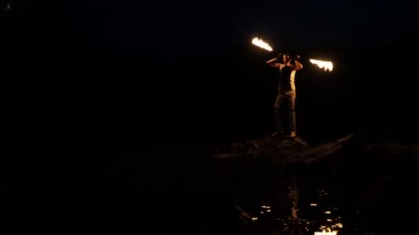 Homme avec des torches flamboyantes à l'événement d'été — Video