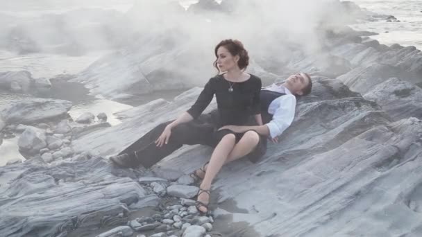 Paar poseren aan de klif berg in de buurt van met rivier — Stockvideo