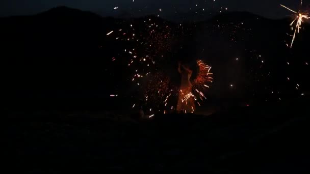 輝く炎でジャグリングの美しいモデル — ストック動画
