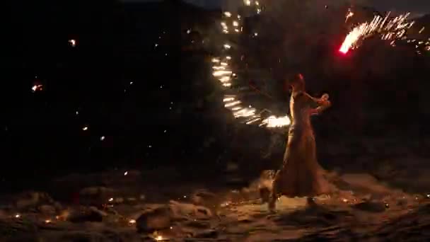 輝く炎でジャグリングの美しいモデル — ストック動画