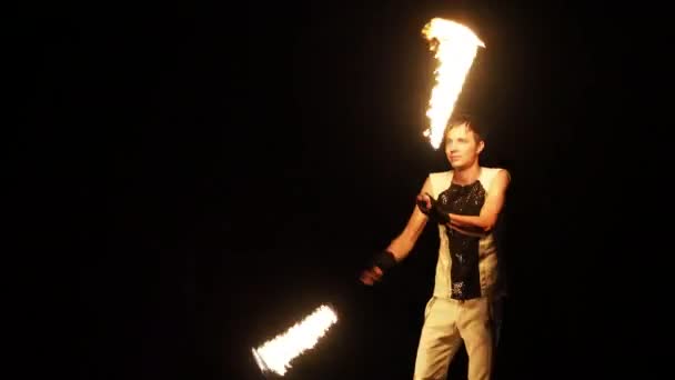 Dancer showing on the stage juggling with flame — Stock Video