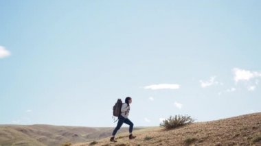 Mutlu kadın hiker ıssız yolda yalnız trekking