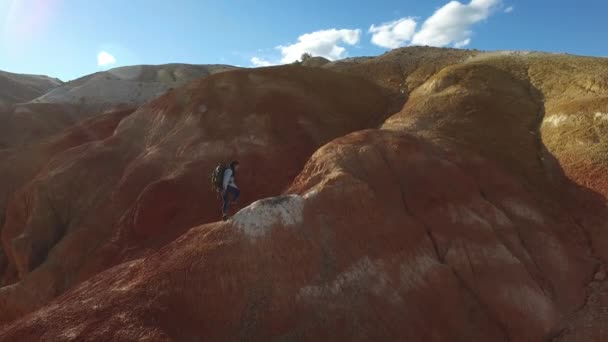 Женщина поднимается на вершину Красной Горы — стоковое видео